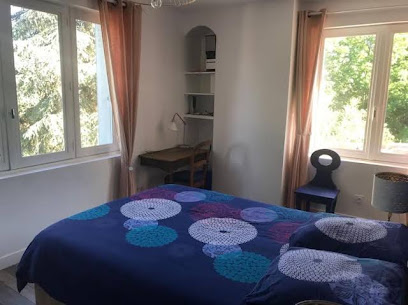 VILLA LES TERRASSES dans la nature avec piscine à 2 pas de Lyon, - Three-Bedroom House